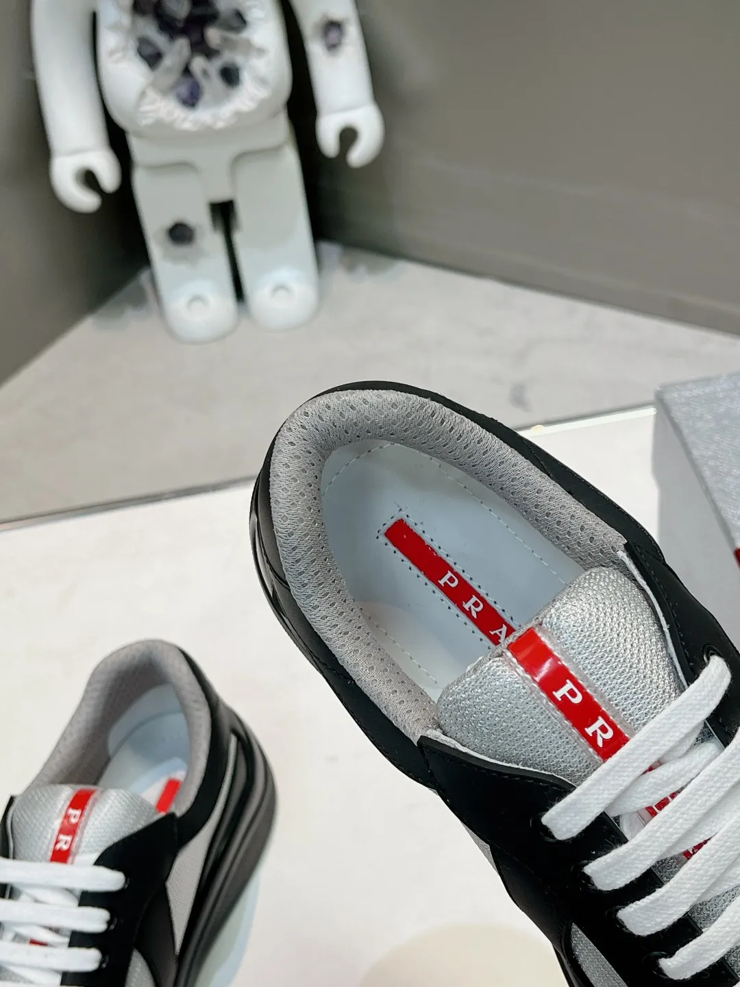 P680👟👟 Prada soft rubber and Bike fabric sports America’sCuP sneakers with Prada style have been redesigned, new fabrics and colors inject a new contemporary spirit into them. Size / 35-44 45 46 can be customized and non-returnable.